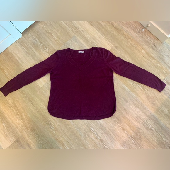 Reitmans - Long Sleeve Lightweight V-Neck Sweater - Burgundy - Size Medium - Picture 1 of 5